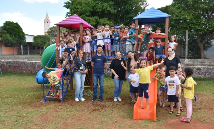 Secretaria Municipal de Educação entrega  playgrounds para escolas estaduais conveniadas