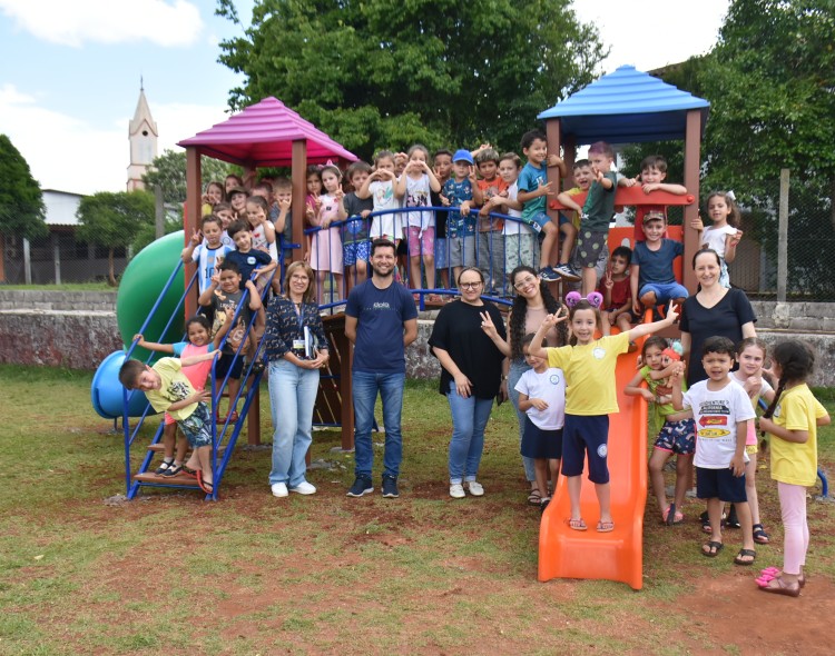 Secretaria Municipal de Educação entrega  playgrounds para escolas estaduais conveniadas