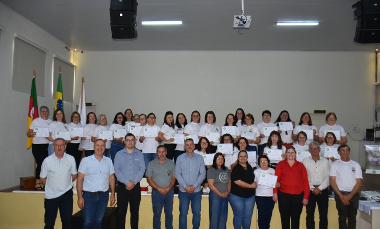 Encerramento do Projeto Mais Saúde na Agricultura Familiar valoriza o papel das mulheres agricultoras  Evento contou com seminário sobre autoestima  e entrega de certificados para participantes  A Prefeitura de Getúlio Vargas e o Sindicato Unificado dos Trabalhadores na Agricultura Familiar (Sutraf), promoveram, nesta terça-feira, 17 de dezembro, o encerramento do Projeto Mais Saúde na Agricultura Familiar, iniciativa que destacou a valorização e o bem-estar das mulheres do campo. O evento foi realizado no Salão de Atos da Prefeitura Municipal e contou com um seminário e a certificação de 30 mulheres participantes do projeto. A manhã começou às 8h com o seminário "Autoestima das Mulheres Agricultoras Familiares", conduzido pelos terapeutas Eloir e Márcia Griselli. A palestra destacou a importância do cuidado com a saúde mental, resgatando a coragem e a força interior das agricultoras para enfrentarem os desafios da vida no campo. O evento foi encerrado às 10h45 com a entrega oficial dos certificados às participantes. Na solenidade, autoridades e parceiros do projeto ressaltaram os resultados alcançados e os desafios superados durante a execução do programa. UM PROJETO TRANSFORMADOR NO CAMPO Idealizado pelo Sutraf em conjunto com a Prefeitura de Getúlio Vargas, o Projeto Mais Saúde na Agricultura Familiar teve como foco a promoção da saúde e da qualidade de vida das mulheres agricultoras familiares. Foram realizados cinco encontros temáticos, abordando temas como: Políticas integrativas e complementares de saúde; Homeopatia e saúde mental feminina; Homeopatia e tratamento para as doenças crônicas mais comuns na agricultura; Fitoterapia e plantas medicinais; Alimentação saudável e prevenção de doenças crônicas. O encerramento do projeto trouxe o seminário “A Coragem de Ser – um encontro com nosso interior”, coroando a jornada de aprendizado e reflexão vivida pelas participantes. RESULTADOS ESPERADOS E IMPACTOS PERCEBIDOS De acordo com os organizadores, o projeto alcançou o objetivo de empoderar as participantes com conhecimentos sobre práticas integrativas de saúde, fomentando melhorias na qualidade de vida e promovendo a troca de saberes nas comunidades rurais. “Essa partilha já pode ser percebida em práticas alternativas como o uso de plantas medicinais e a adoção de hábitos alimentares mais saudáveis”, destacou a coordenadora do projeto, Silvane Valença. O evento contou com a participação de diversas autoridades, entre elas: prefeito de Getúlio Vargas, Mauricio Soligo; coordenador do Sutraf, Nilton Scariot; representante da FETRAF/RS e suplente do senador Paulo Paim, Cleonice Bach; Gerente do Sicredi, Janquiel Vanotsi; representante da Cresol, Neide Tonial; prefeito eleito de Getúlio Vargas, Pedro Paulo Prezzotto; enfermeira Graciele Possenti, representando a Secretaria de Saúde e Assistência Social. O prefeito Mauricio Soligo destacou a relevância do projeto como uma iniciativa pioneira na valorização da saúde e do papel das mulheres agricultoras. “O fortalecimento da agricultura familiar passa pela valorização das pessoas que fazem o campo prosperar. Esse projeto deixa um legado de conhecimento e autoestima para nossas agricultoras”, afirmou. UM LEGADO PARA O FUTURO Com o encerramento, o Projeto Mais Saúde na Agricultura Familiar consolidou-se como uma referência em políticas públicas voltadas à saúde e à igualdade de gênero no meio rural. A expectativa é que as participantes multipliquem os conhecimentos adquiridos, contribuindo para um desenvolvimento mais sustentável e saudável das comunidades rurais de Getúlio Vargas. “Cuidar da saúde é cuidar da terra. Esse é o principal aprendizado que levamos desse projeto”, concluiu uma das participantes, emocionada com a experiência vivida ao longo dos encontros.