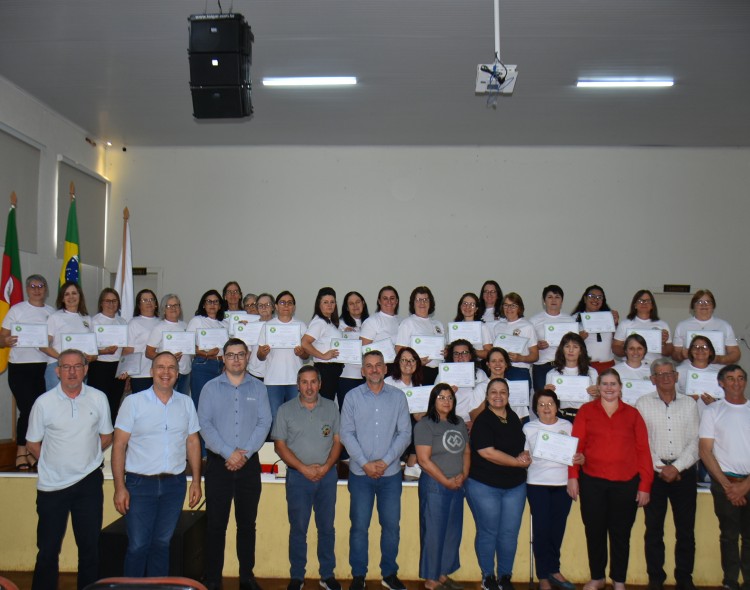 Encerramento do Projeto Mais Saúde na Agricultura Familiar valoriza o papel das mulheres agricultoras  Evento contou com seminário sobre autoestima  e entrega de certificados para participantes  A Prefeitura de Getúlio Vargas e o Sindicato Unificado dos Trabalhadores na Agricultura Familiar (Sutraf), promoveram, nesta terça-feira, 17 de dezembro, o encerramento do Projeto Mais Saúde na Agricultura Familiar, iniciativa que destacou a valorização e o bem-estar das mulheres do campo. O evento foi realizado no Salão de Atos da Prefeitura Municipal e contou com um seminário e a certificação de 30 mulheres participantes do projeto. A manhã começou às 8h com o seminário "Autoestima das Mulheres Agricultoras Familiares", conduzido pelos terapeutas Eloir e Márcia Griselli. A palestra destacou a importância do cuidado com a saúde mental, resgatando a coragem e a força interior das agricultoras para enfrentarem os desafios da vida no campo. O evento foi encerrado às 10h45 com a entrega oficial dos certificados às participantes. Na solenidade, autoridades e parceiros do projeto ressaltaram os resultados alcançados e os desafios superados durante a execução do programa. UM PROJETO TRANSFORMADOR NO CAMPO Idealizado pelo Sutraf em conjunto com a Prefeitura de Getúlio Vargas, o Projeto Mais Saúde na Agricultura Familiar teve como foco a promoção da saúde e da qualidade de vida das mulheres agricultoras familiares. Foram realizados cinco encontros temáticos, abordando temas como: Políticas integrativas e complementares de saúde; Homeopatia e saúde mental feminina; Homeopatia e tratamento para as doenças crônicas mais comuns na agricultura; Fitoterapia e plantas medicinais; Alimentação saudável e prevenção de doenças crônicas. O encerramento do projeto trouxe o seminário “A Coragem de Ser – um encontro com nosso interior”, coroando a jornada de aprendizado e reflexão vivida pelas participantes. RESULTADOS ESPERADOS E IMPACTOS PERCEBIDOS De acordo com os organizadores, o projeto alcançou o objetivo de empoderar as participantes com conhecimentos sobre práticas integrativas de saúde, fomentando melhorias na qualidade de vida e promovendo a troca de saberes nas comunidades rurais. “Essa partilha já pode ser percebida em práticas alternativas como o uso de plantas medicinais e a adoção de hábitos alimentares mais saudáveis”, destacou a coordenadora do projeto, Silvane Valença. O evento contou com a participação de diversas autoridades, entre elas: prefeito de Getúlio Vargas, Mauricio Soligo; coordenador do Sutraf, Nilton Scariot; representante da FETRAF/RS e suplente do senador Paulo Paim, Cleonice Bach; Gerente do Sicredi, Janquiel Vanotsi; representante da Cresol, Neide Tonial; prefeito eleito de Getúlio Vargas, Pedro Paulo Prezzotto; enfermeira Graciele Possenti, representando a Secretaria de Saúde e Assistência Social. O prefeito Mauricio Soligo destacou a relevância do projeto como uma iniciativa pioneira na valorização da saúde e do papel das mulheres agricultoras. “O fortalecimento da agricultura familiar passa pela valorização das pessoas que fazem o campo prosperar. Esse projeto deixa um legado de conhecimento e autoestima para nossas agricultoras”, afirmou. UM LEGADO PARA O FUTURO Com o encerramento, o Projeto Mais Saúde na Agricultura Familiar consolidou-se como uma referência em políticas públicas voltadas à saúde e à igualdade de gênero no meio rural. A expectativa é que as participantes multipliquem os conhecimentos adquiridos, contribuindo para um desenvolvimento mais sustentável e saudável das comunidades rurais de Getúlio Vargas. “Cuidar da saúde é cuidar da terra. Esse é o principal aprendizado que levamos desse projeto”, concluiu uma das participantes, emocionada com a experiência vivida ao longo dos encontros.