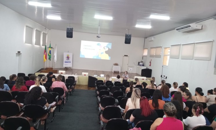 Getúlio Vargas promove formação para auxiliares de professores, monitoras e auxiliares de serviços gerais