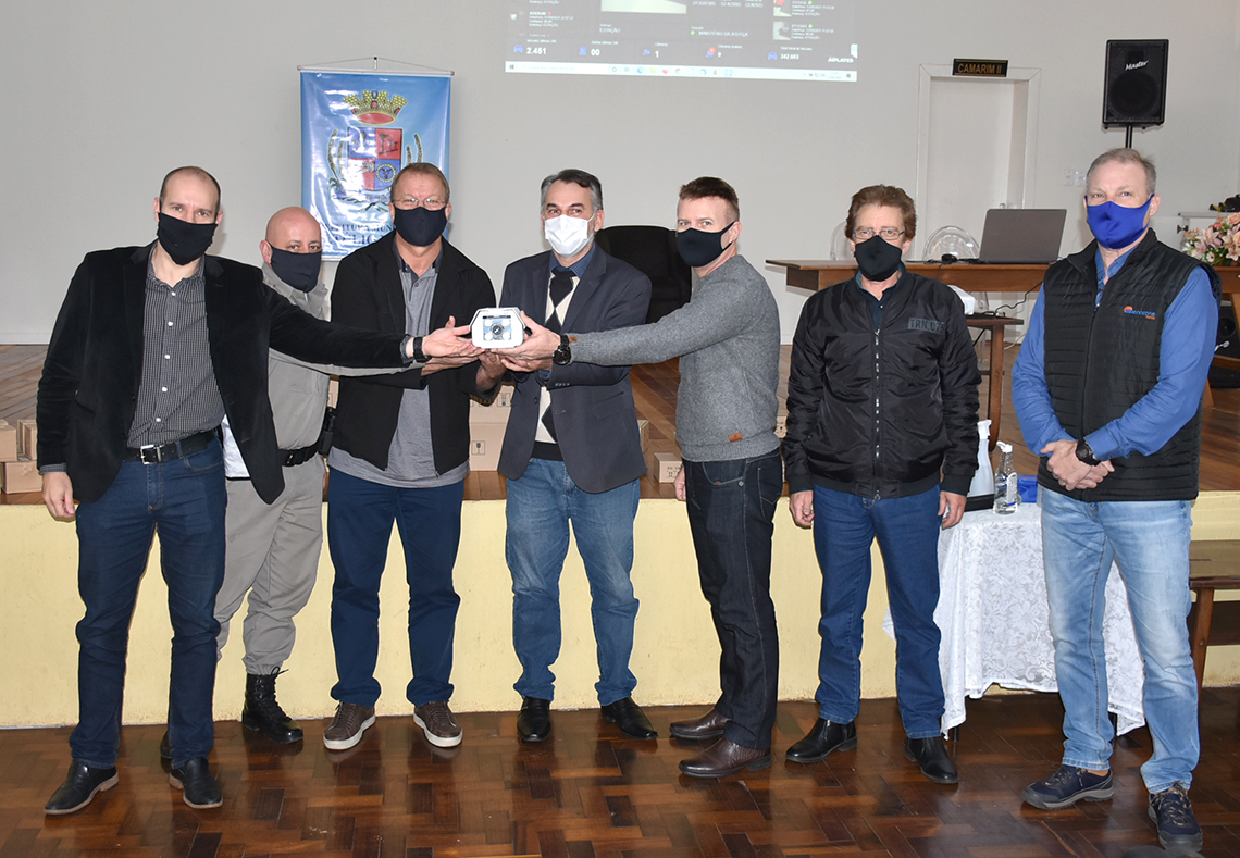 Entrega simbólica dos equipamentos