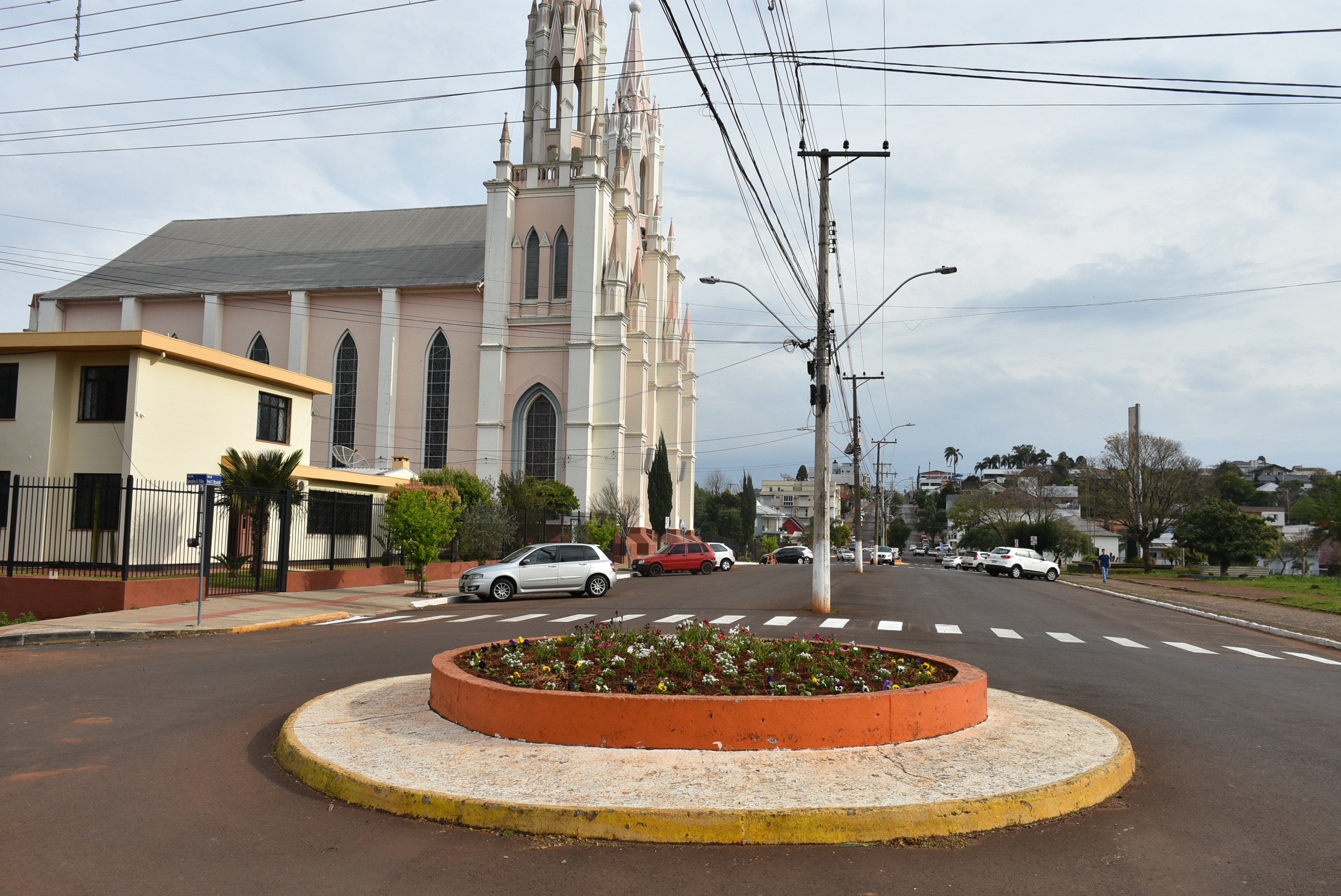 Rotatórias estão sendo embelezadas (1)