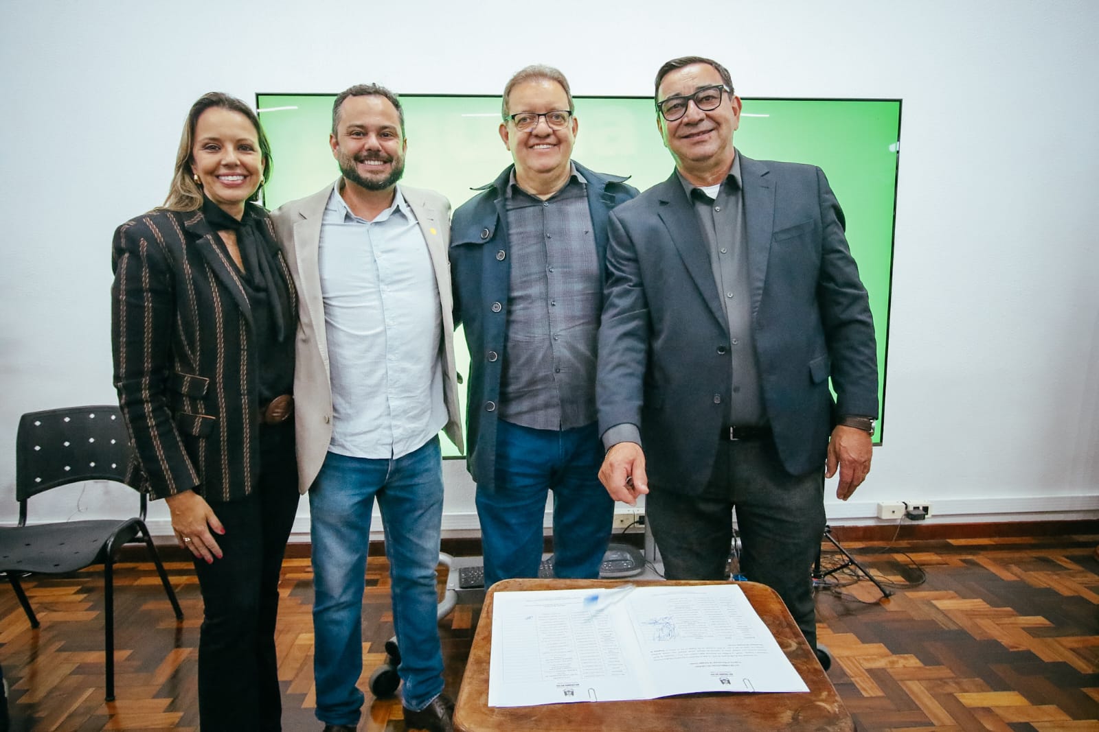 Assinatura do convênio com a presença da deputada Delegada Nadine