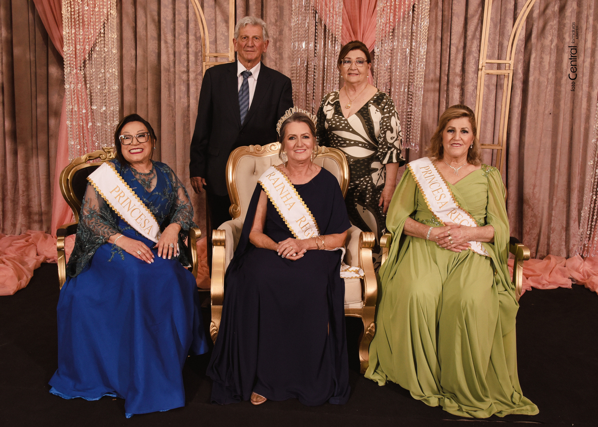 Corte Regional da Melhor Idade com o prefeito e a primeira-dama de Getúlio Vargas