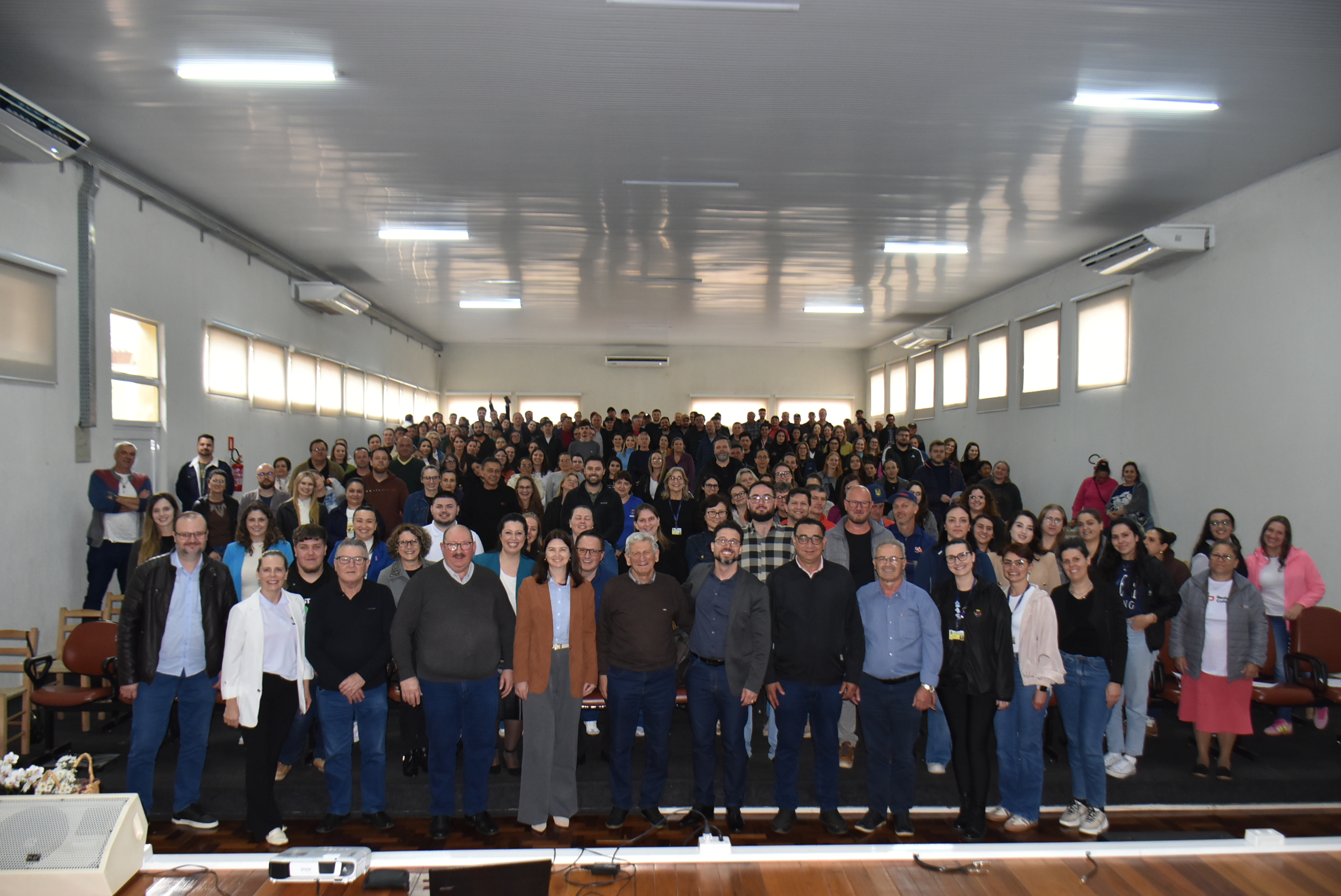 Servidores com os palestrantes e Administração