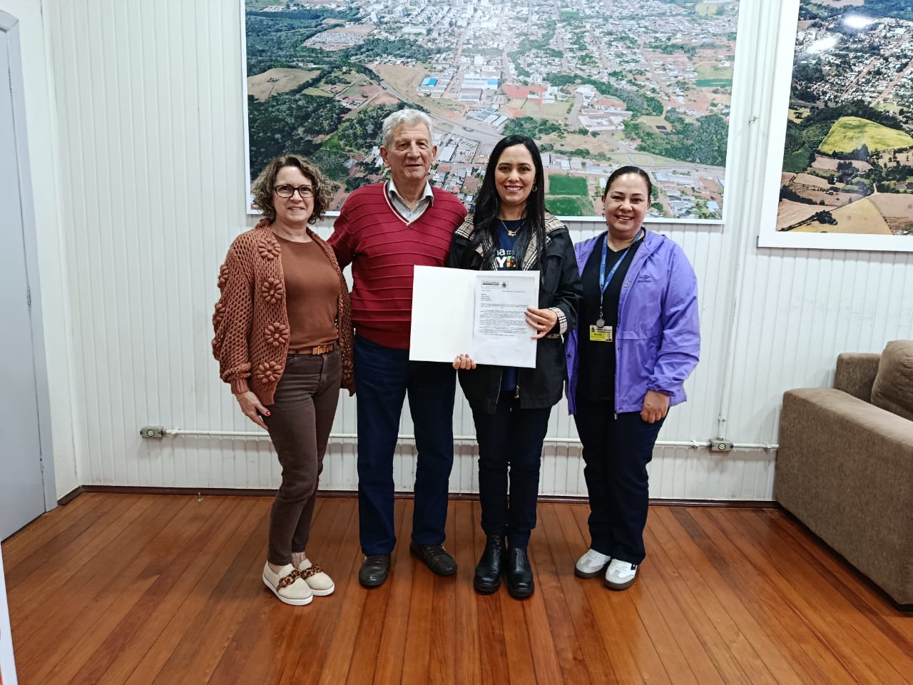 Deputada Estadual Eliana Bayer com prefeito, secretária da educação e responsa´vel pelo desporto
