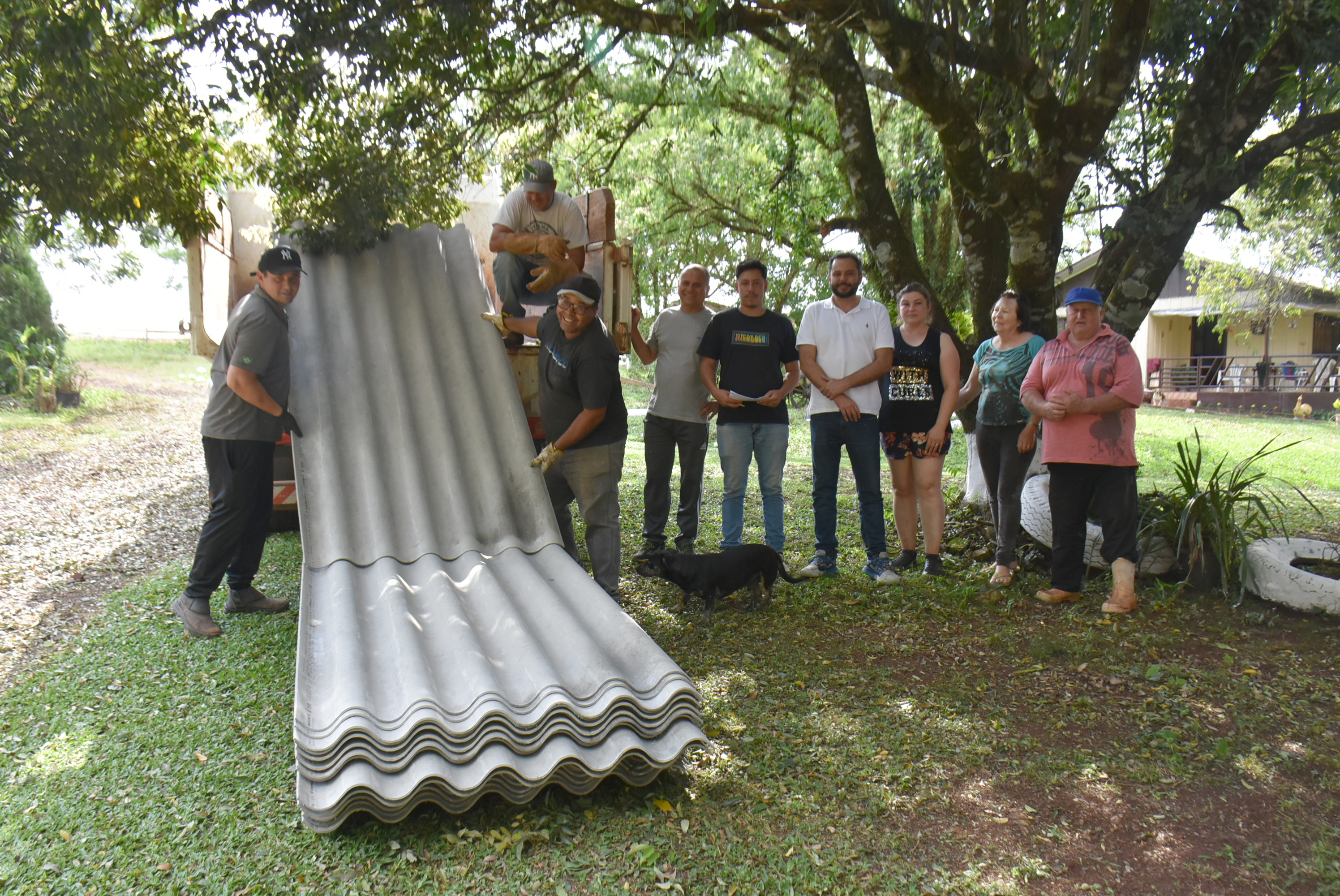 Entrega de telhas no interior