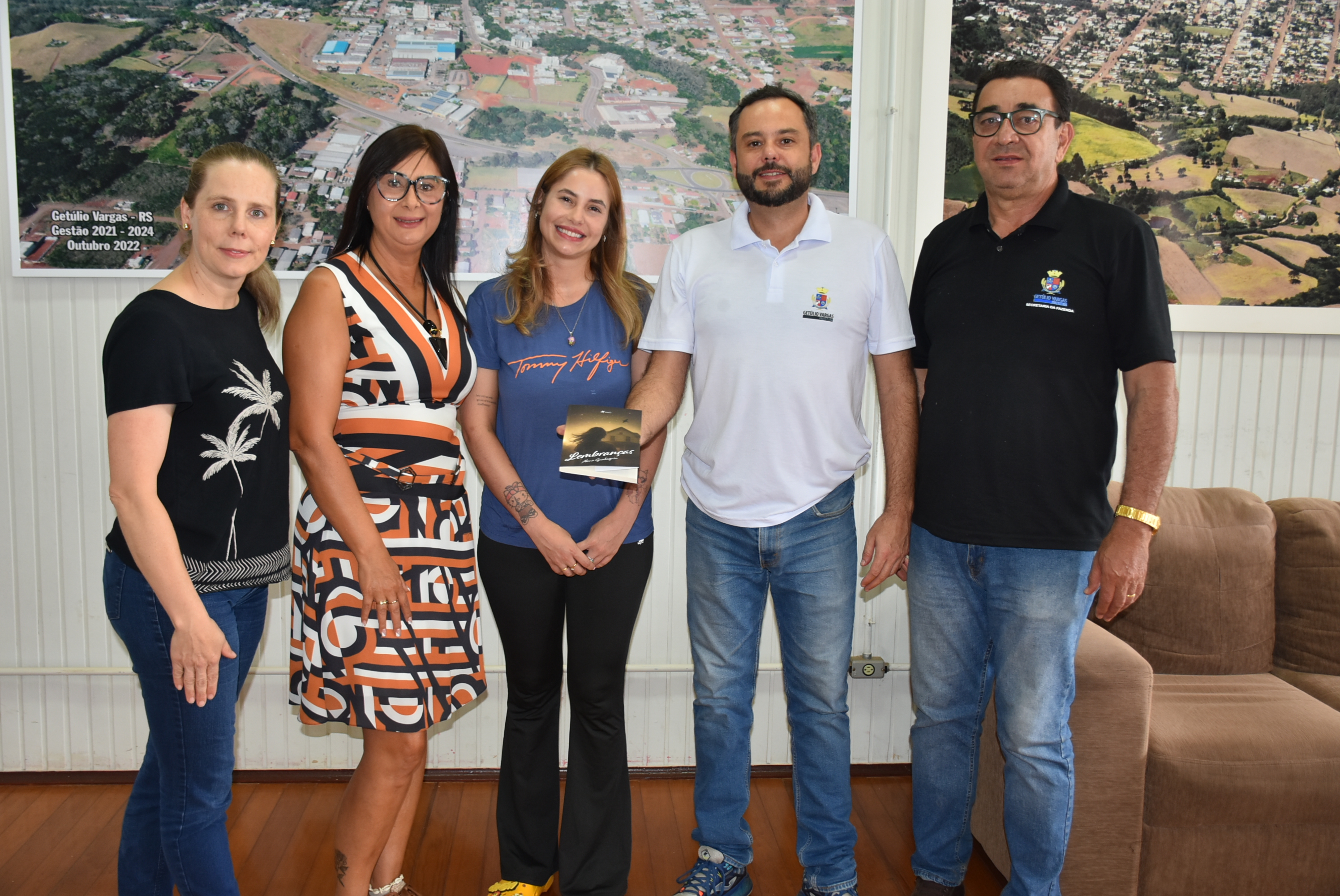 A autora apresentando sua obra