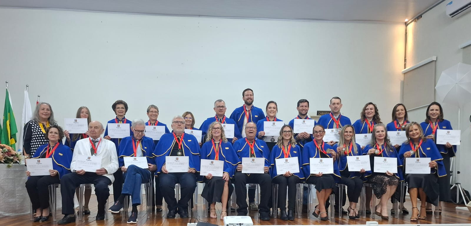 Novos acadêmicos com a presidente da Academia Erechinense de Letras, Zeni Bearzi -