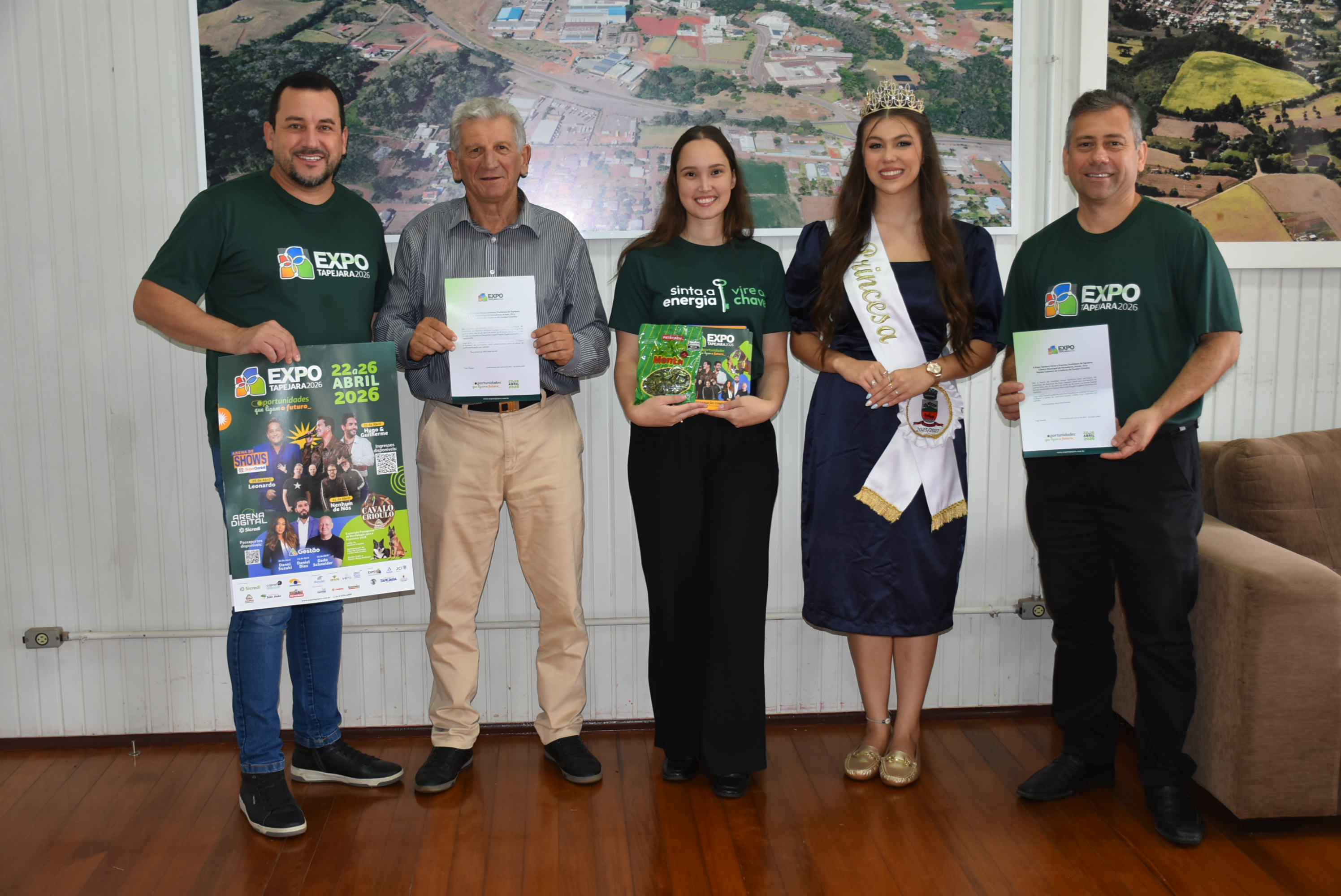 Comitiva da Expo Tapejara entrega convite para o prefeito Pedro Paulo Prezzotto
