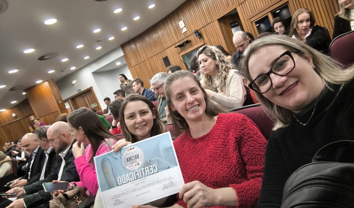 Vacinadoras-com-o-certificado-1