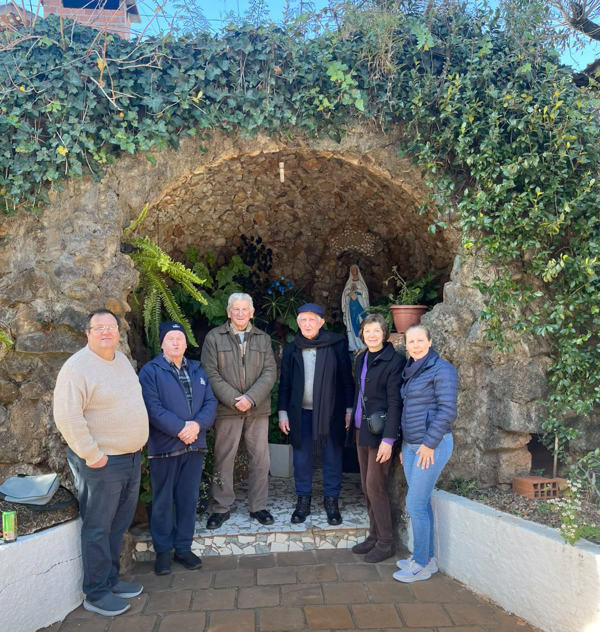 Irmãos Maristas revisitam Gruta de Nossa Senhora de Lourdes e reencontram parte da história de Getúlio Vargas