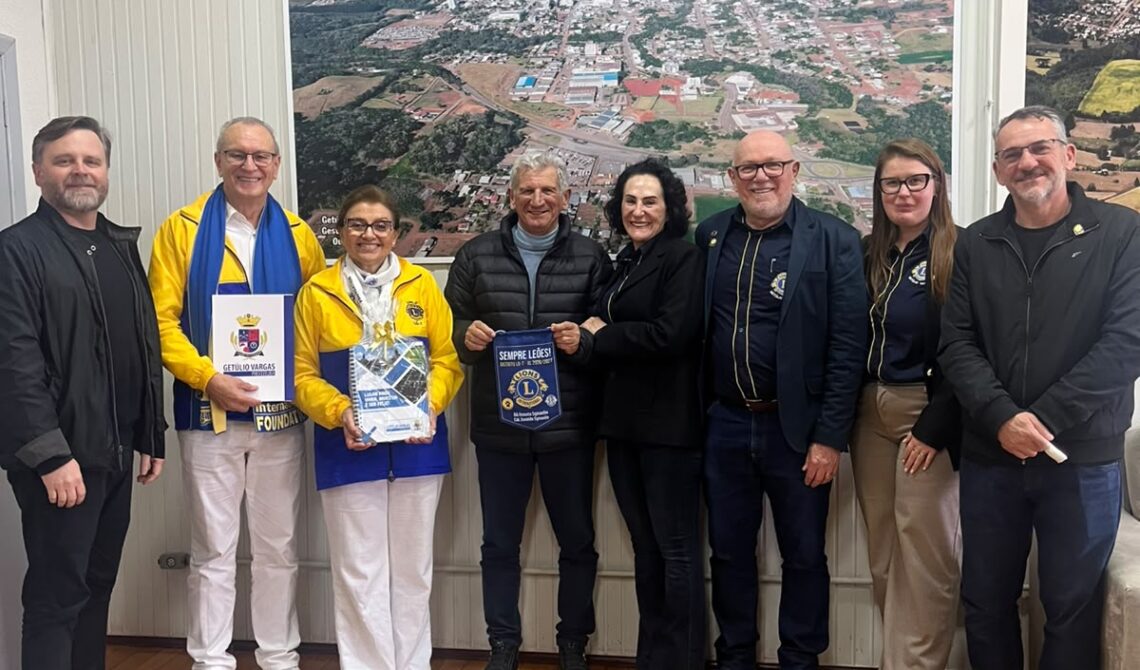 Comitiva do Lions no Gabiente do Prefeito