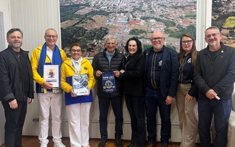 Comitiva do Lions no Gabiente do Prefeito