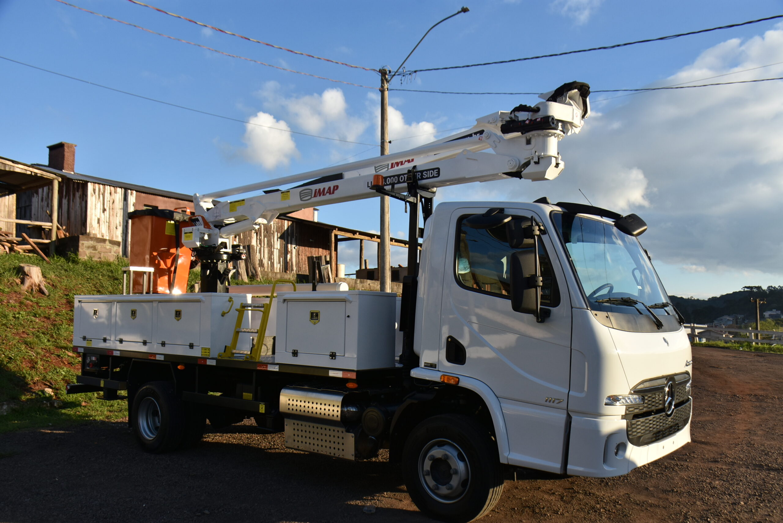 Prefeitura de Getúlio Vargas recebe caminhão com cesta aérea para serviços elétricos