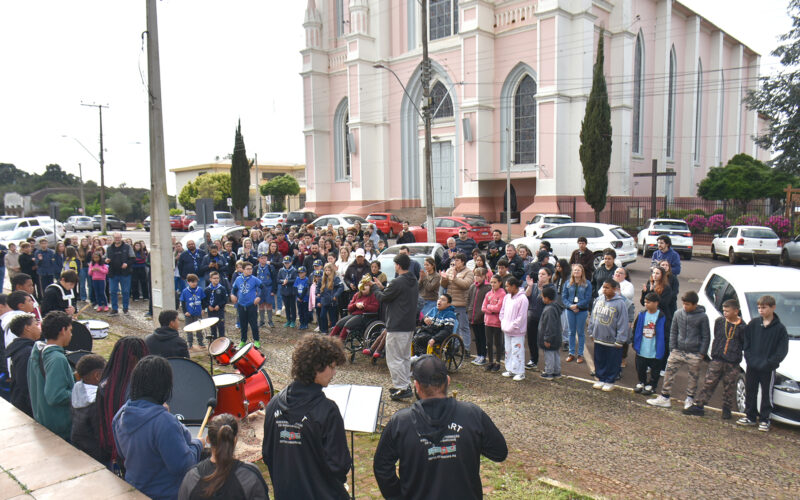 Comunidade participou da abertura da Semana da Pátria