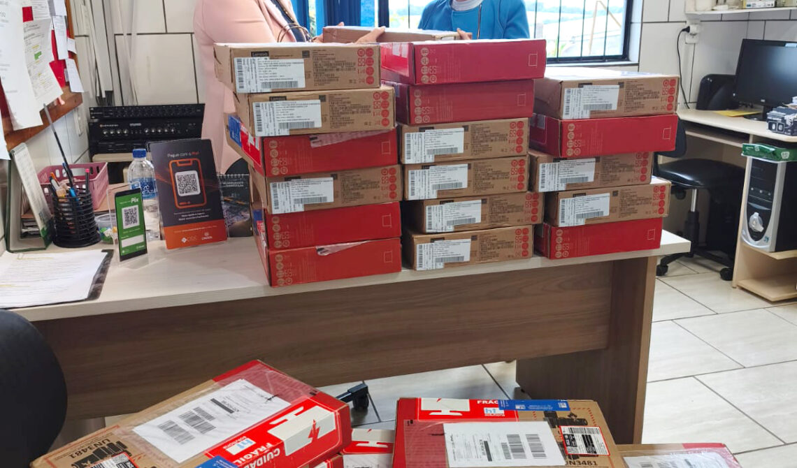 Entrega dos equipamentos à escola