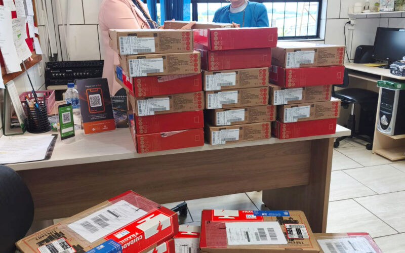 Entrega dos equipamentos à escola