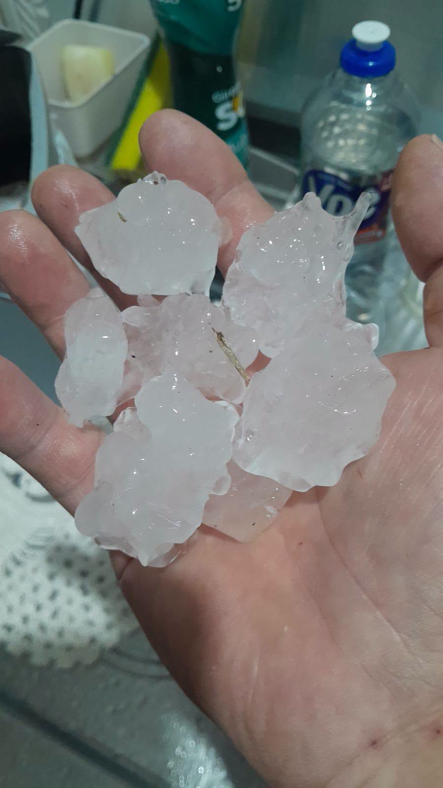 Temporal com granizo provoca danos em residências de Getúlio Vargas